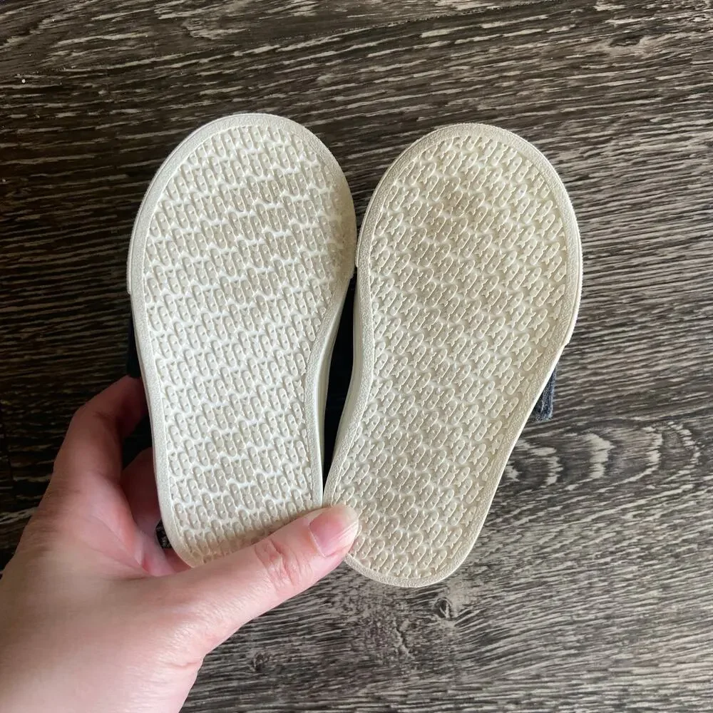 OshKosh B'gosh Toddler Size 4 Gray Velcro Slip-On Casual Shoes